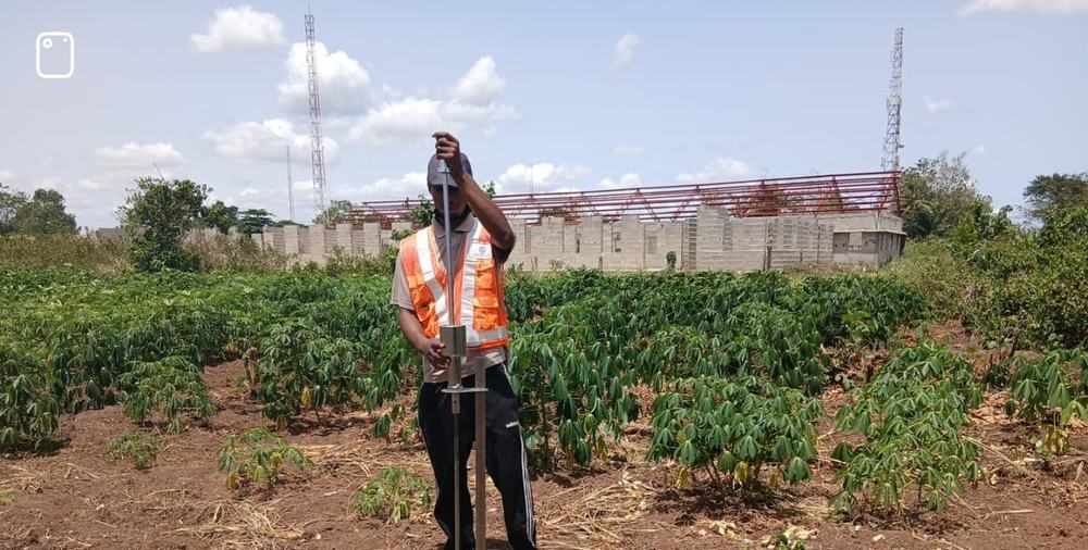 Soil sampling during a Cigeotech ground investigation